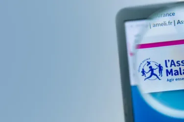 Zoom à l'aide d'une loupe sur le logo de l'Assurance maladie, sur un ordinateur.