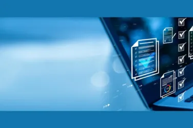 Personne tapant sur un clavier d'ordinateur, avec en surbrillance des documents flottants.