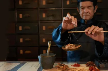 Homme asiatique manipulant des produits naturels.