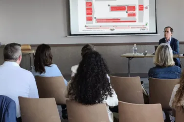 Un intervenant explique devant une assemblée la mise en gestion chez SMI