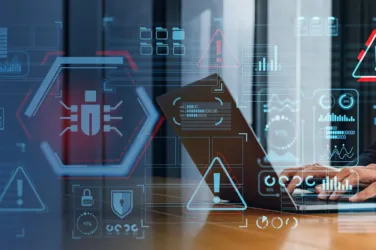 Une femme travaille sur son ordinateur avec en superposition des illustrations symbolisant l'environnement digital.