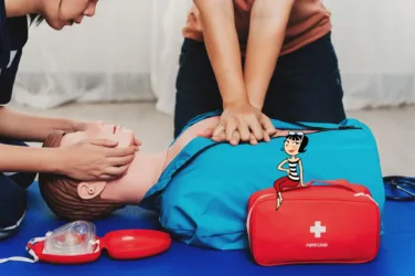 Une personne effectue un exercice de réanimation sur un mannequin.